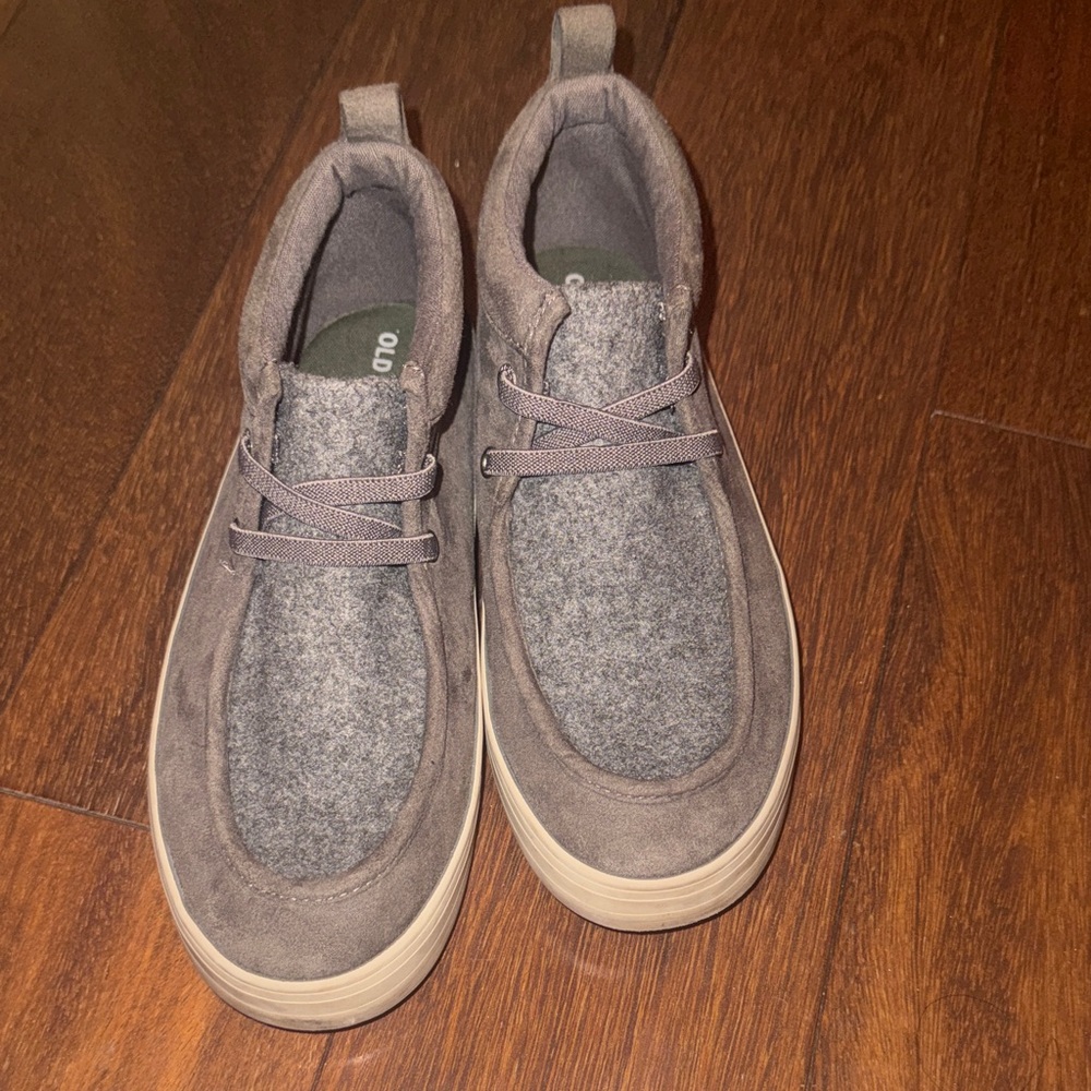 Old Navy kids Gray Chukka Boots size 5 used a few times